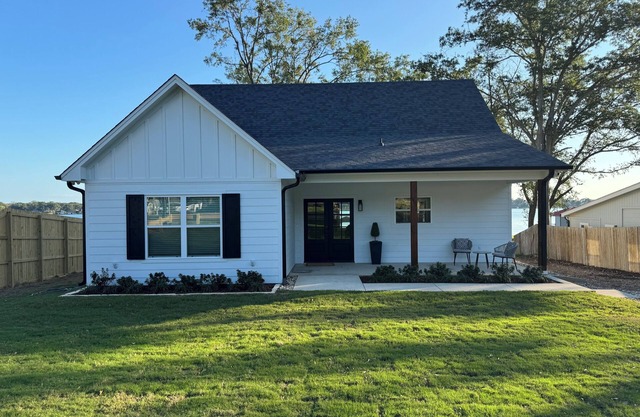 BEAUTIFUL WATERFRONT 2 BR 2 BH house on Lake Palestine, WiFi, AC & amazing views