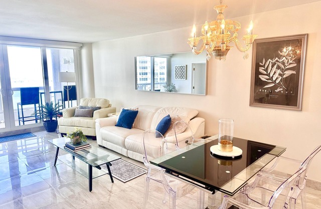 Beautiful Waterfront Condo, close to Beach, Downtown, Parks, Design, Nightlife