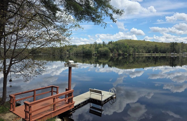 Beautiful Waterfront Cottage With a HOT TUB For Your Family Getaway!