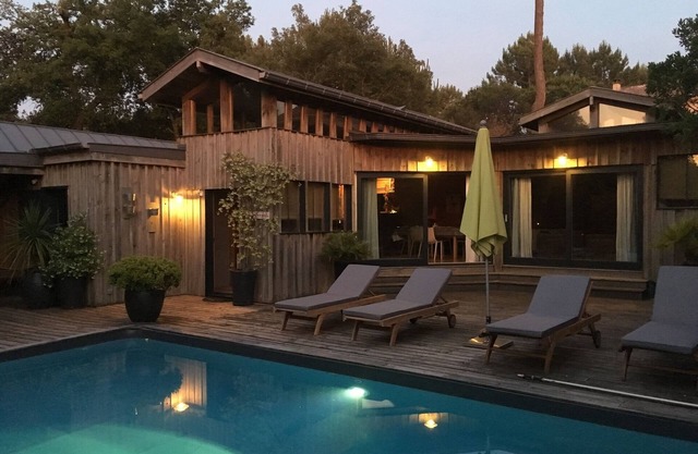 Beautiful wooden villa with heated swimming pool, in a peaceful setting between the lake and the ocean.