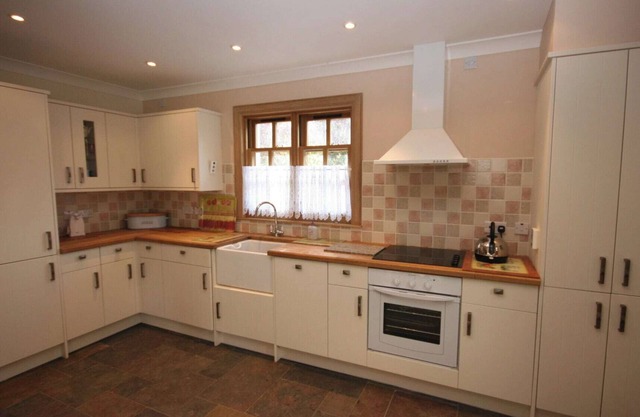 Beautifully appointed single storey cottage with delightful sea and countryside views.