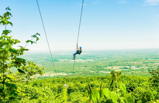 Beautifully-renovated condo in Blue Mountain with fireplace