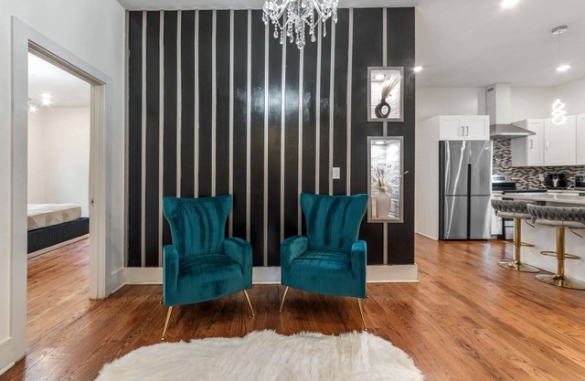 Beautifully Decorated with Comfort and just 2 miles to Downtown Atlanta & 1 m to Mercedes Benz