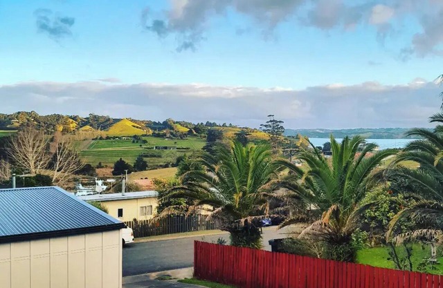 Beautifully designed Tiny home, incredibly spacious, 10min from beach