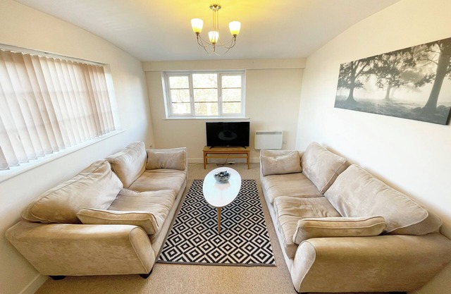 Beautifully presented 2 Bedroom Apartment - Farnborough