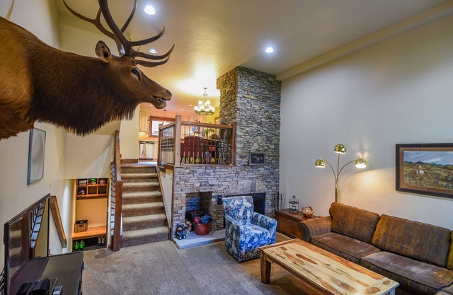 Beautifully Remodeled Ski In/Out 2 bedroom plus loft at the Cedars
