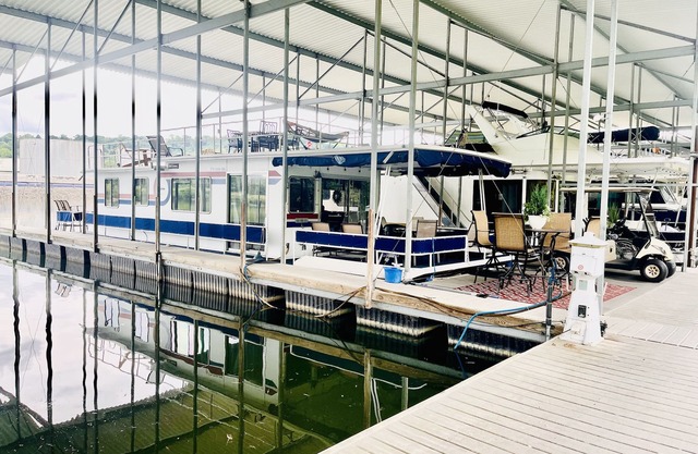 BEAUTIFULLY RENOVATED HOUSEBOAT on Tennessee River with golfcart in Knoxville !