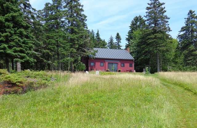 Beautifully Renovated Barn/ Guesthouse on Historic Property
