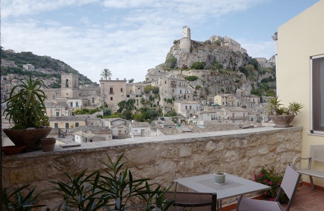 Beautifully Restored Heritage Home With A Panoramic View Of Modica Bassa.