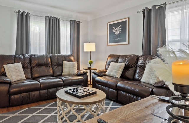 Beauty on Main Street! Long/short stays. Fully stocked.Very clean! Entire house!