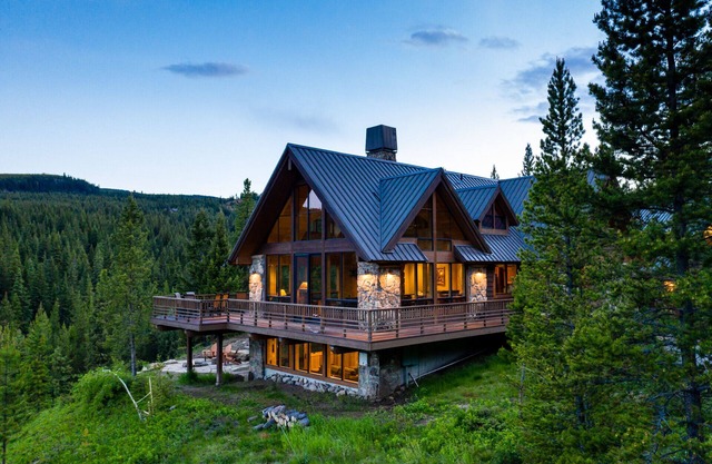 Beaver Creek Lodge-Custom Home on 20 Acres with Creek Frontage and a hot tub!