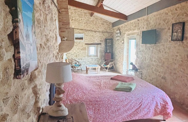 Bed and Breakfast 'Chambre D'hôtes De La Hulotte' with Shared Pool, Wi-Fi and Air Conditioning