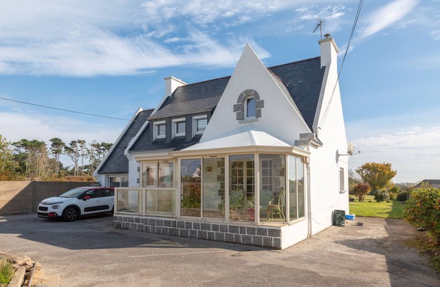 Bed and Breakfast 'Chambre Les Hortensias' with Sea View, Private Terrace and Wi-Fi