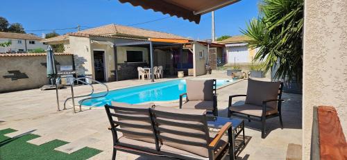 Bed and kitchen with pool