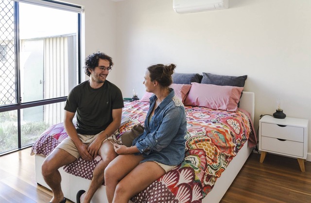 Bedroom 1: Ensuite: Free Wifi : AirCon : QueenBed
