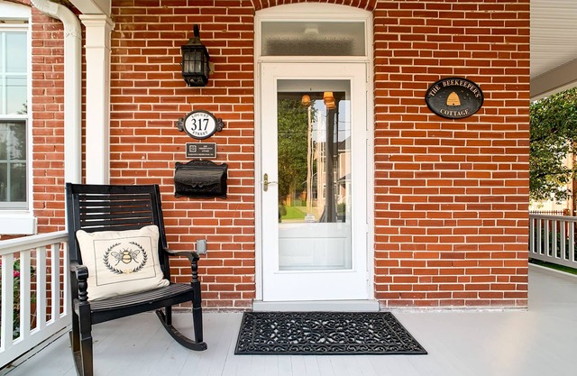 Beekeeper's Cottage - Hot Tub, Heated Pool, Dog-friendly, Downtown