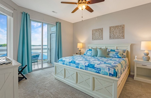 Believe the 275+ 5 star reviews! Main waterfront & boat slip, Ice cream machine.