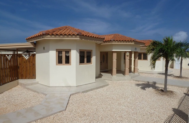 Bella Ruby: Palm Beach-POOL BAR- 2Car Garage. The Most Beautiful Gem In Aruba!