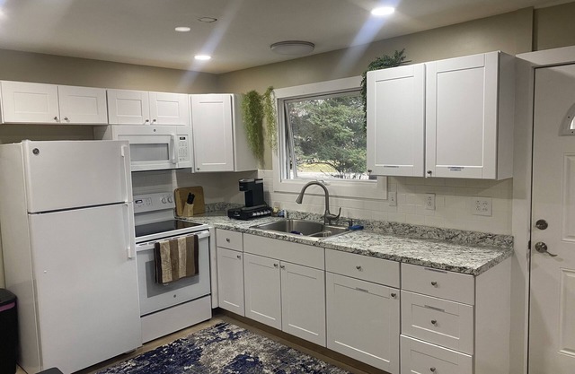 Bellaire Midtown Cottage: Your Escape Awaits!