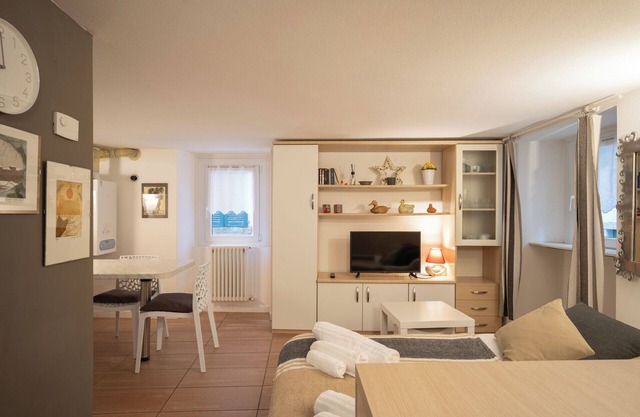 Bellano Studio 2 - Studio Apartment, Sleeps 2