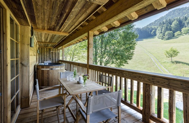 Bergwiesen-chalet-suite 80qm, 2 Schlafzimmer, Wohnraum mit Küche, Kamin und Bad mit Sauna, Balkon mit Whirlpool