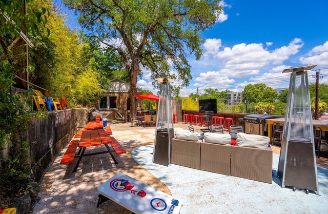 Best ATX Location + Patio w 65"TV & Cowboy Pooln