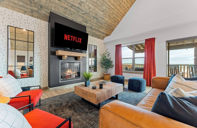 BEST LAKE VIEWS & Location. Pools, Hot Tub, Game Room! Insta-Worthy! Sleeps 10