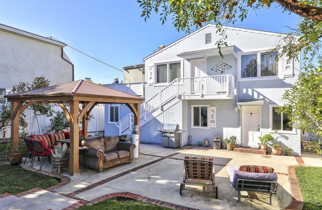 Best location! 1 blocks from the Beach, walkway to just about anywhere, secluded