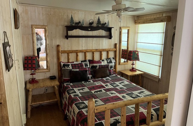 Best location in point Sebago! Walk to beach and restaurants!