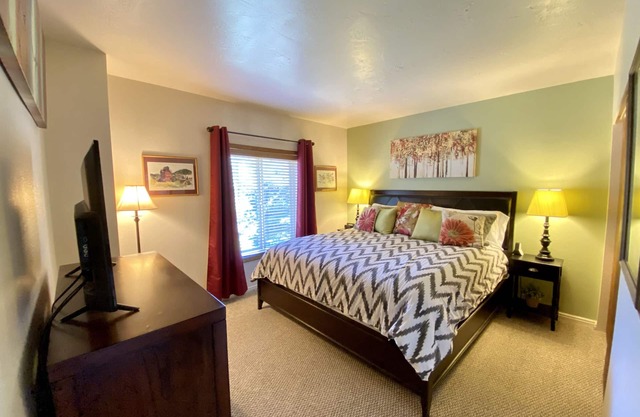 BEST LOCATION Main St Town Lift Family Friendly Sleeps 6-8 Heated Pool & Hot Tub