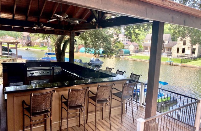 Best of Lake Conroe - Sleeps 16 - Lakefront Memories