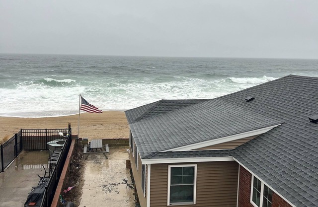 Best of the beach. Penthouse , what a view. 1-bedroom , AC in charming Salisbury