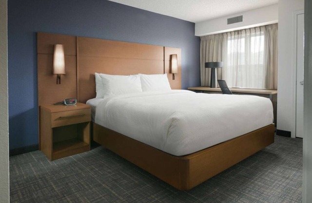 Best Place to Stay in Fort Worth! Outdoor Pool, Free Parking and Breakfast!