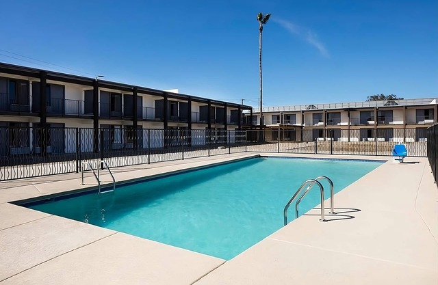 Best Place to Stay in Arizona! Free Parking, Onsite Pool, Near Reid Park Zoo