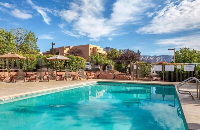 Best Place to Unwind! Full Kitchen, Swimming Pool, Free Parking!