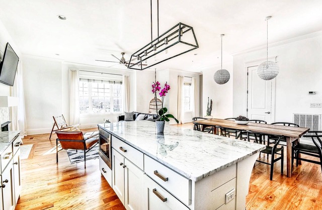 ★Best Views in Downtown★Stunning design, rooftop, near BROADWAY - 8 beds