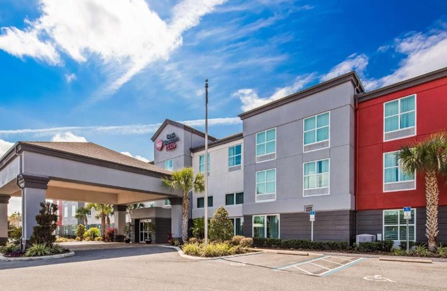 Best Western Plus Chain of Lakes Inn & Suites