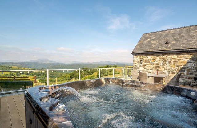 Beudy'r Wennol - Three Bedroom House, Sleeps 6