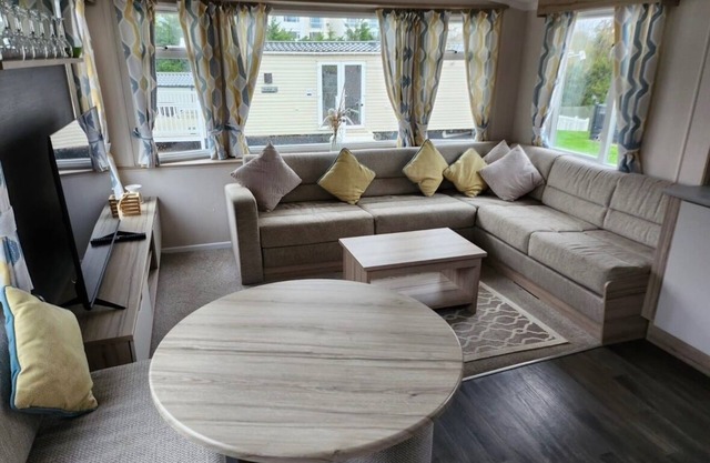 Beverley bay 2-Bed Caravan, Sleeps 6, Pet Friendly