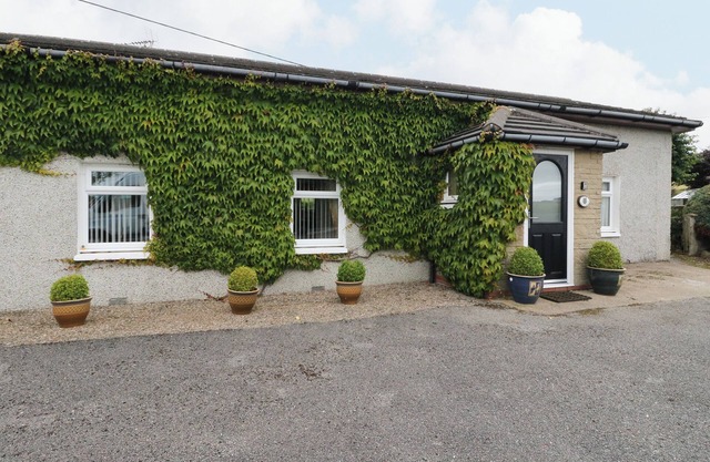 BIDE-A-WHILE, pet friendly, country holiday cottage in Aberchirder