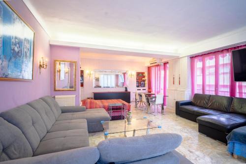 Big apart 140m2 5min walk to beach sea &Promenade 3 double rooms,big living room 42m2, 3 showers,9 beds, free parking