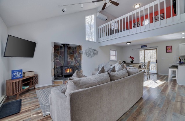 Big Bass Lake 4BR Poconos Home - GAME ROOM - POOL