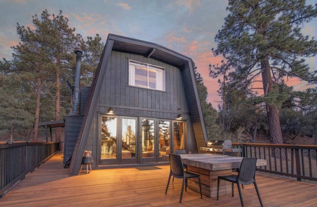 Big Bear Retreat w Fire Pit, Deck, & Cabin Vibes