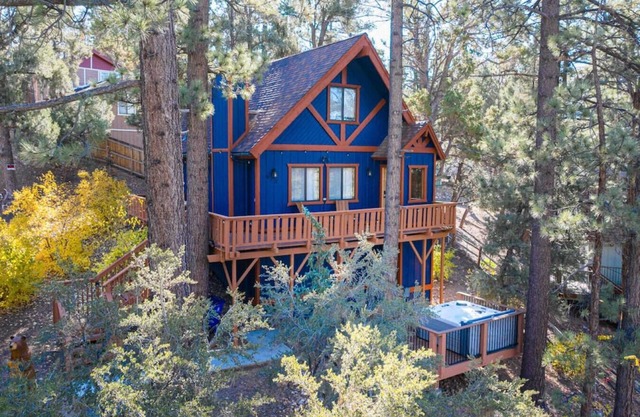 Big Blue|Rustic Modern, Jacuzzi, Centrally located