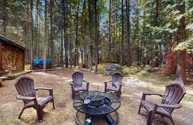 Big Fork rustic loft cabin with forest views, WiFi, 5 miles to Flathead Lake