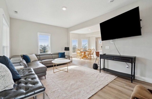 Big Groups/Spacious/4BD/2A