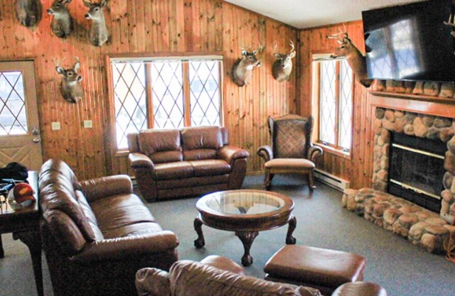 Big Lodge Sleeps 10, for family /Hunt & Fish - Private Dock w/ Lake Huron Access