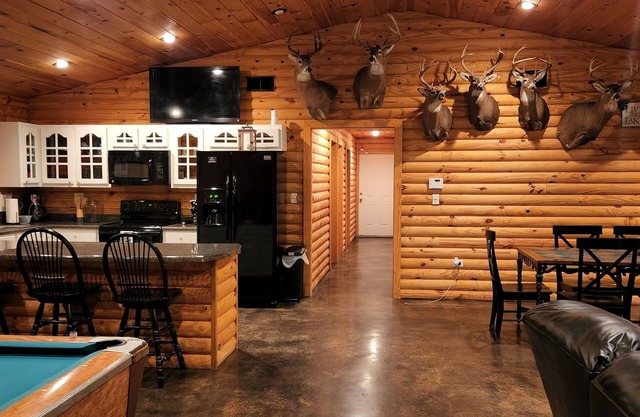 BIG parking lot for boats w/hookup, near boat ramp! Private Cabin at Goat Island