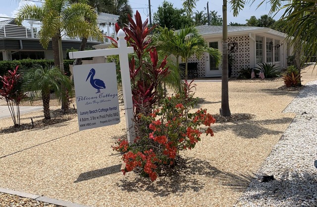 Big Roomy Beach Cottage: 4 bd/3 ba -2,000 sq ft; 100 ft to beach path; priv pool