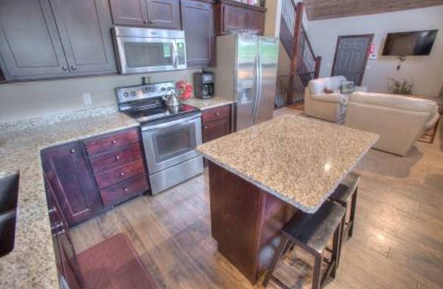 Big Sky, Garage Access, Hot tub, Wifi, Fully Paved Roads in New Development